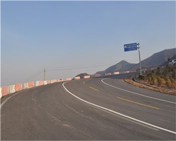 萬通公路告訴您防滑彩色路面施工方法